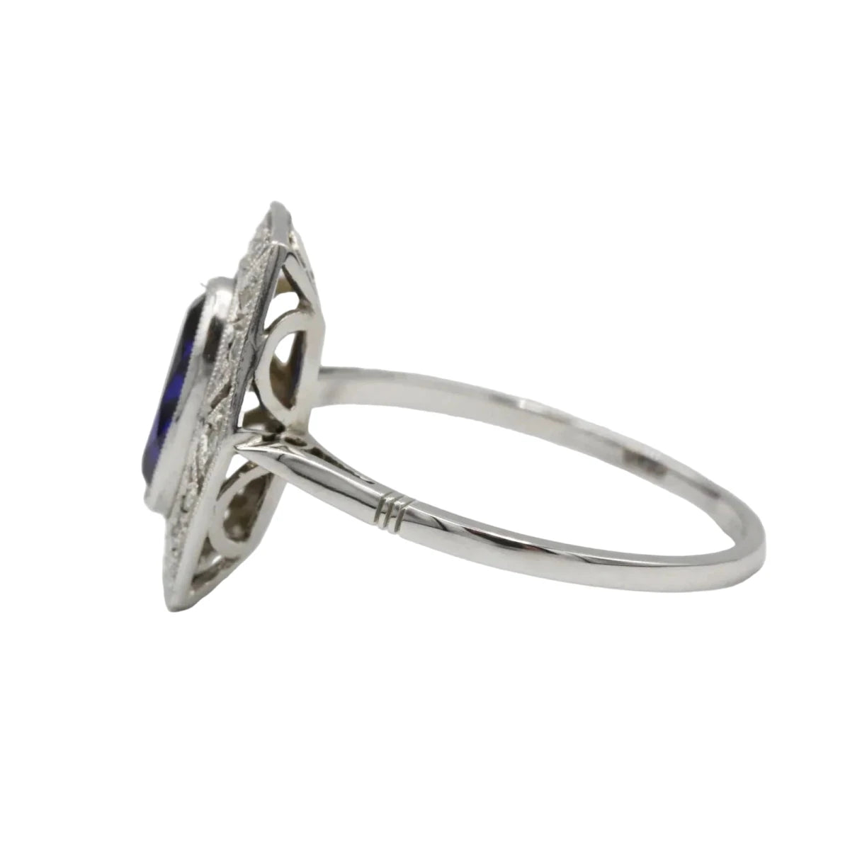 Bague Entourage en or blanc, saphir et diamants - Castafiore