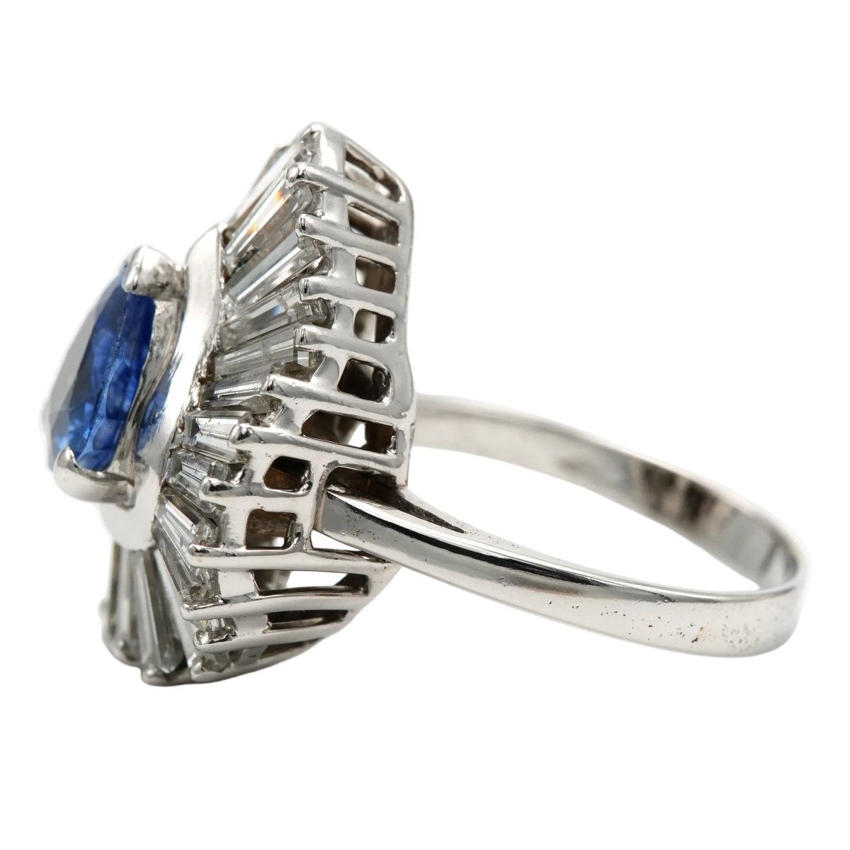 Bague Entourage en or blanc, saphir et diamants - Castafiore