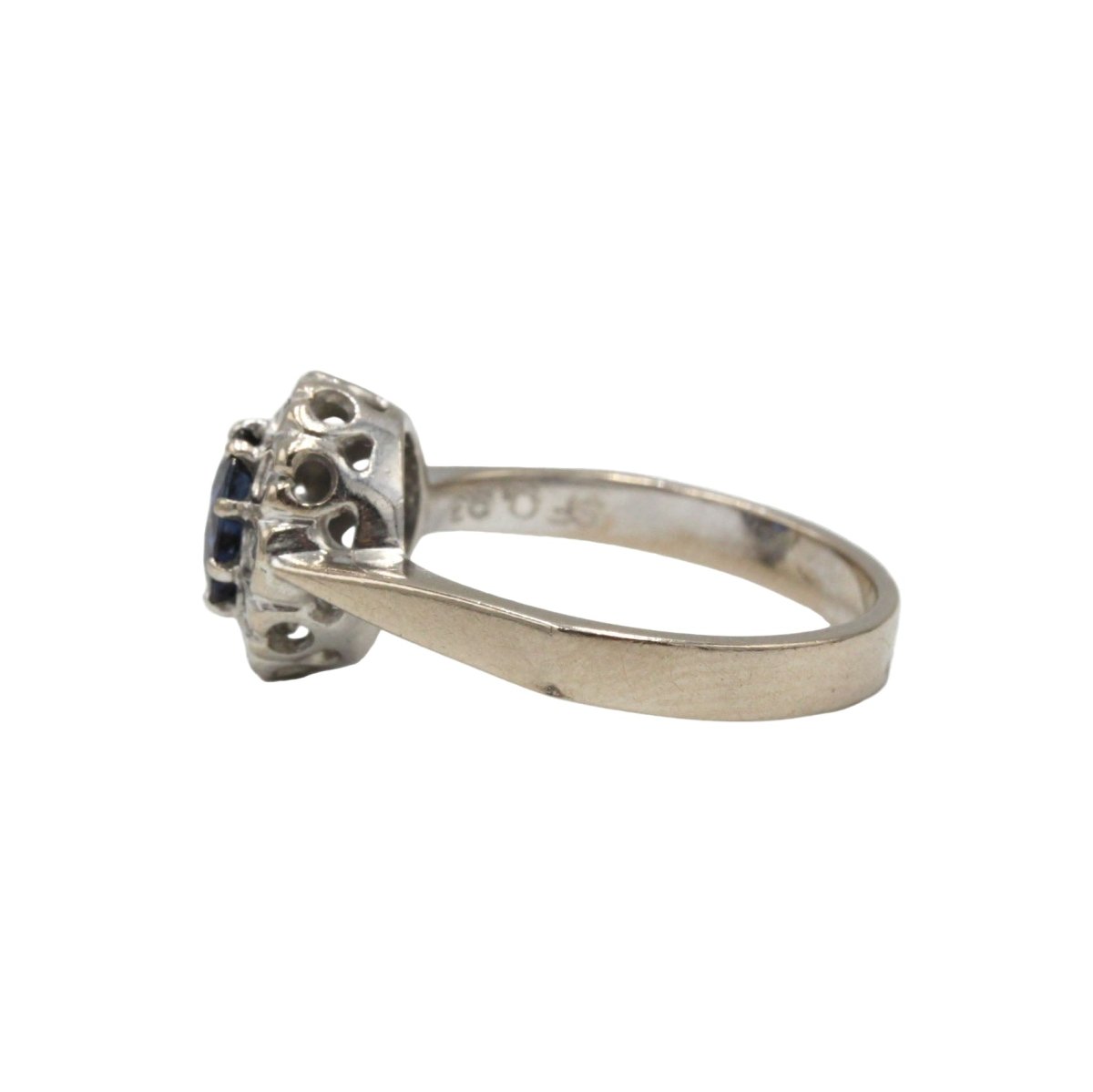 Bague Entourage en or blanc, saphir et diamants - Castafiore