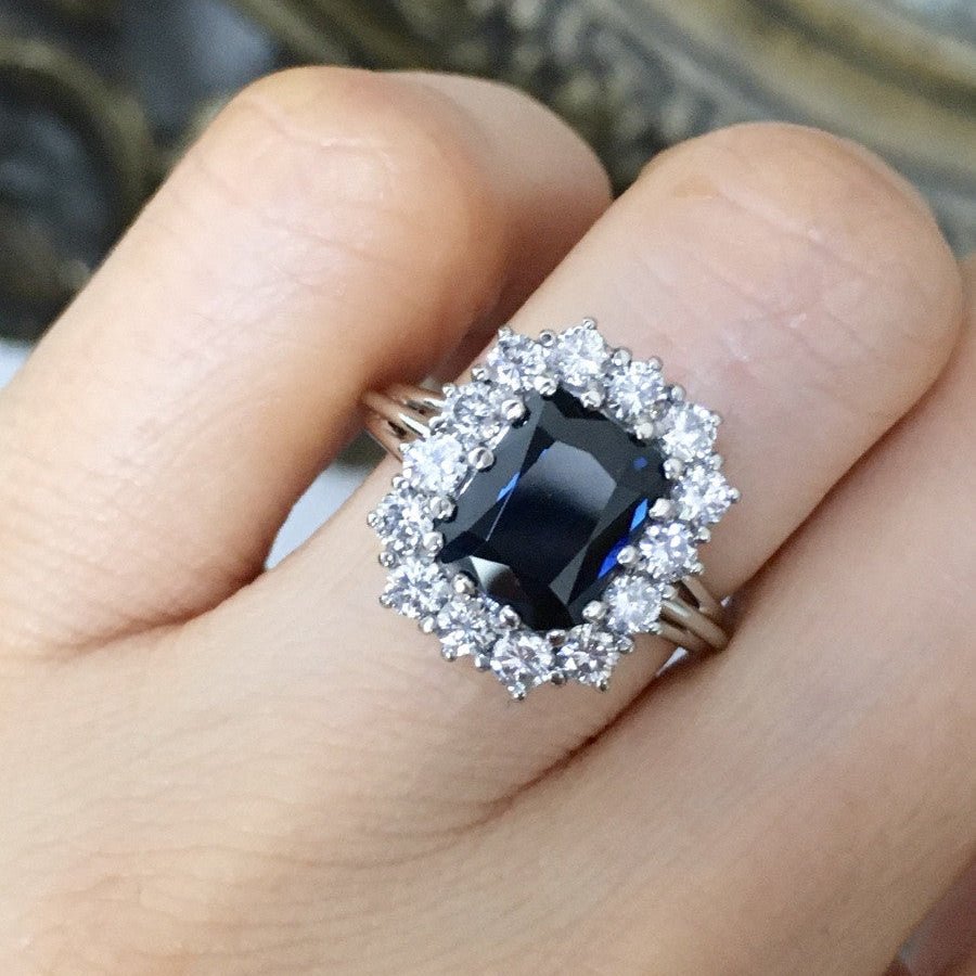 Bague Entourage en or blanc, saphir, et diamants - Castafiore