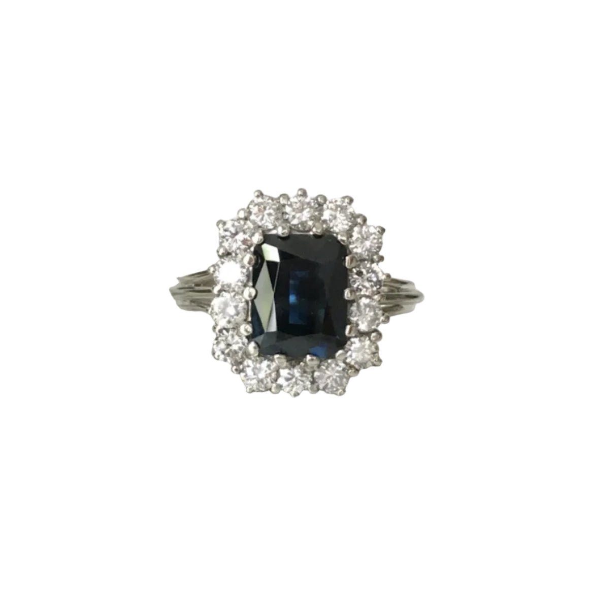 Bague Entourage en or blanc, saphir, et diamants - Castafiore