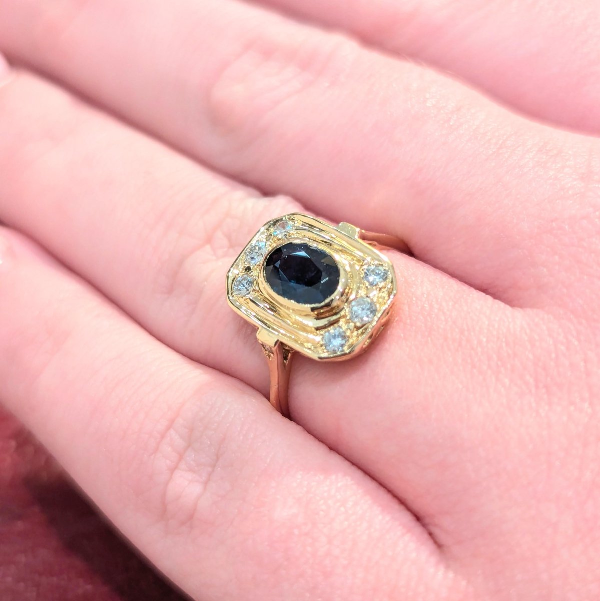 Bague Entourage en or blanc, saphir et diamants - Castafiore
