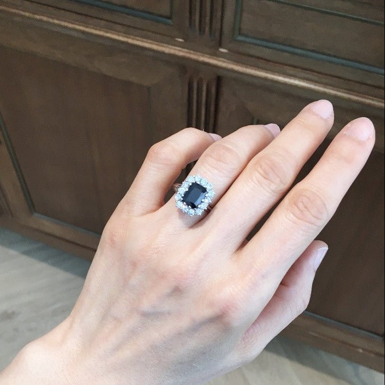 Bague Entourage en or blanc, saphir, et diamants - Castafiore