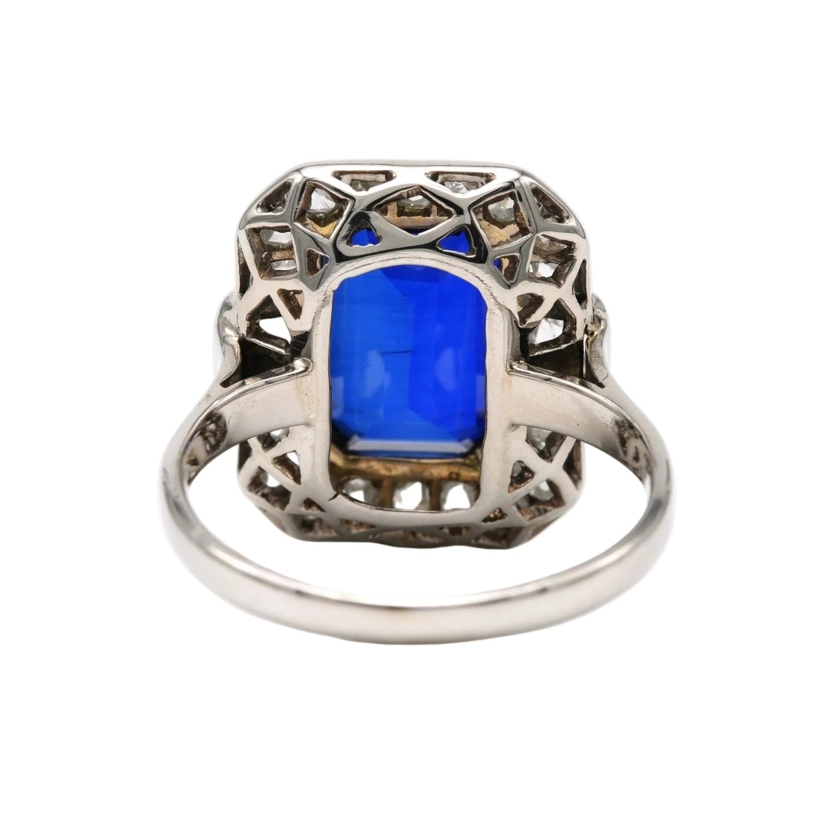 Bague Entourage en or blanc, saphir et diamants - Castafiore