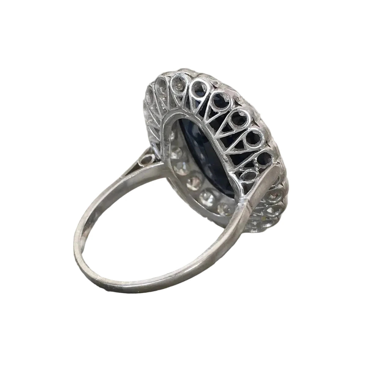 Bague Entourage en or blanc, saphir et diamants - Castafiore