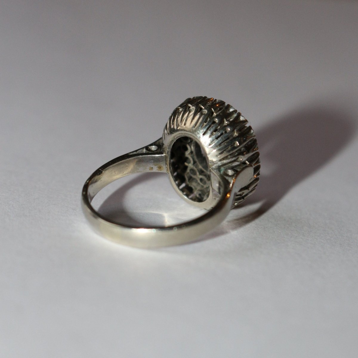 Bague Entourage en or blanc, saphir et diamants - Castafiore