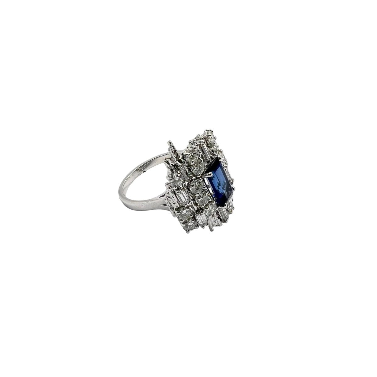 Bague Entourage en or blanc, saphir et diamants - Castafiore