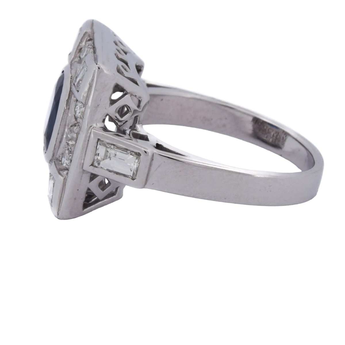 Bague Entourage en or blanc, saphir et diamants - Castafiore