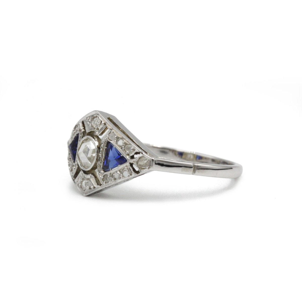 Bague Entourage en or blanc, saphir et diamants - Castafiore