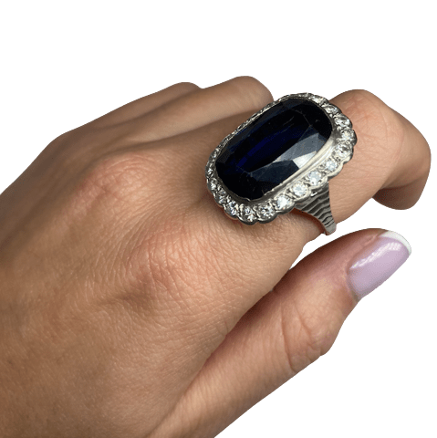 Bague Entourage en or blanc, saphir et diamants - Castafiore