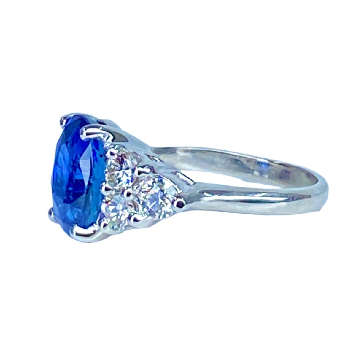 Bague Entourage en or blanc, saphir et diamants - Castafiore