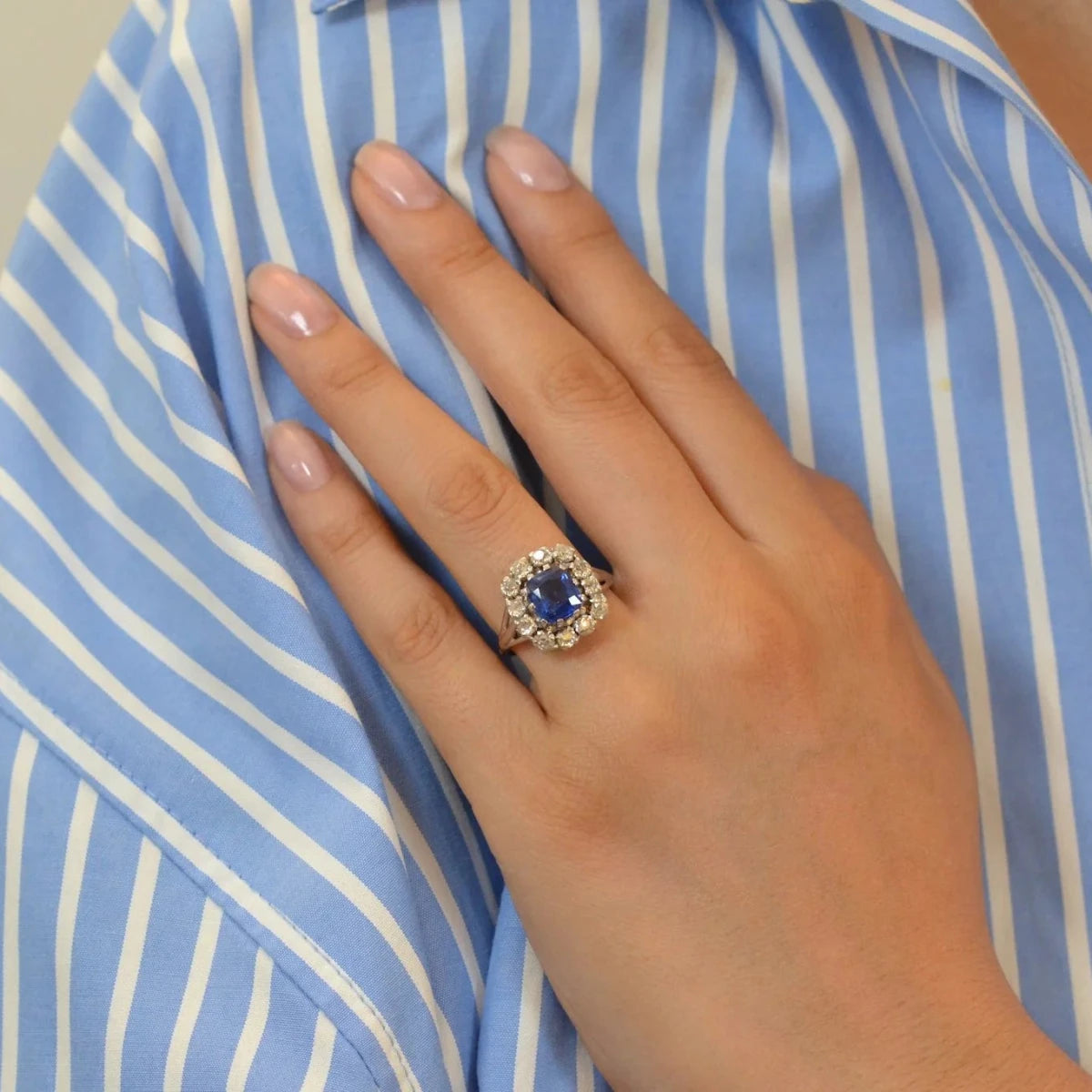 Bague Entourage en or blanc, saphir et diamants - Castafiore