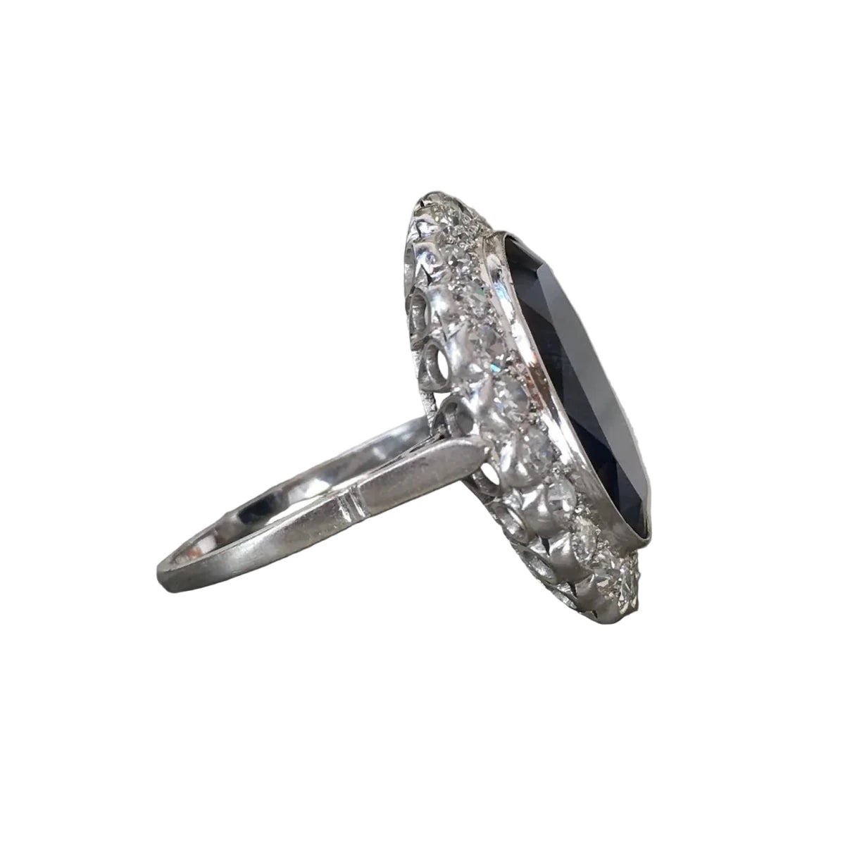 Bague Entourage en or blanc, saphir et diamants - Castafiore