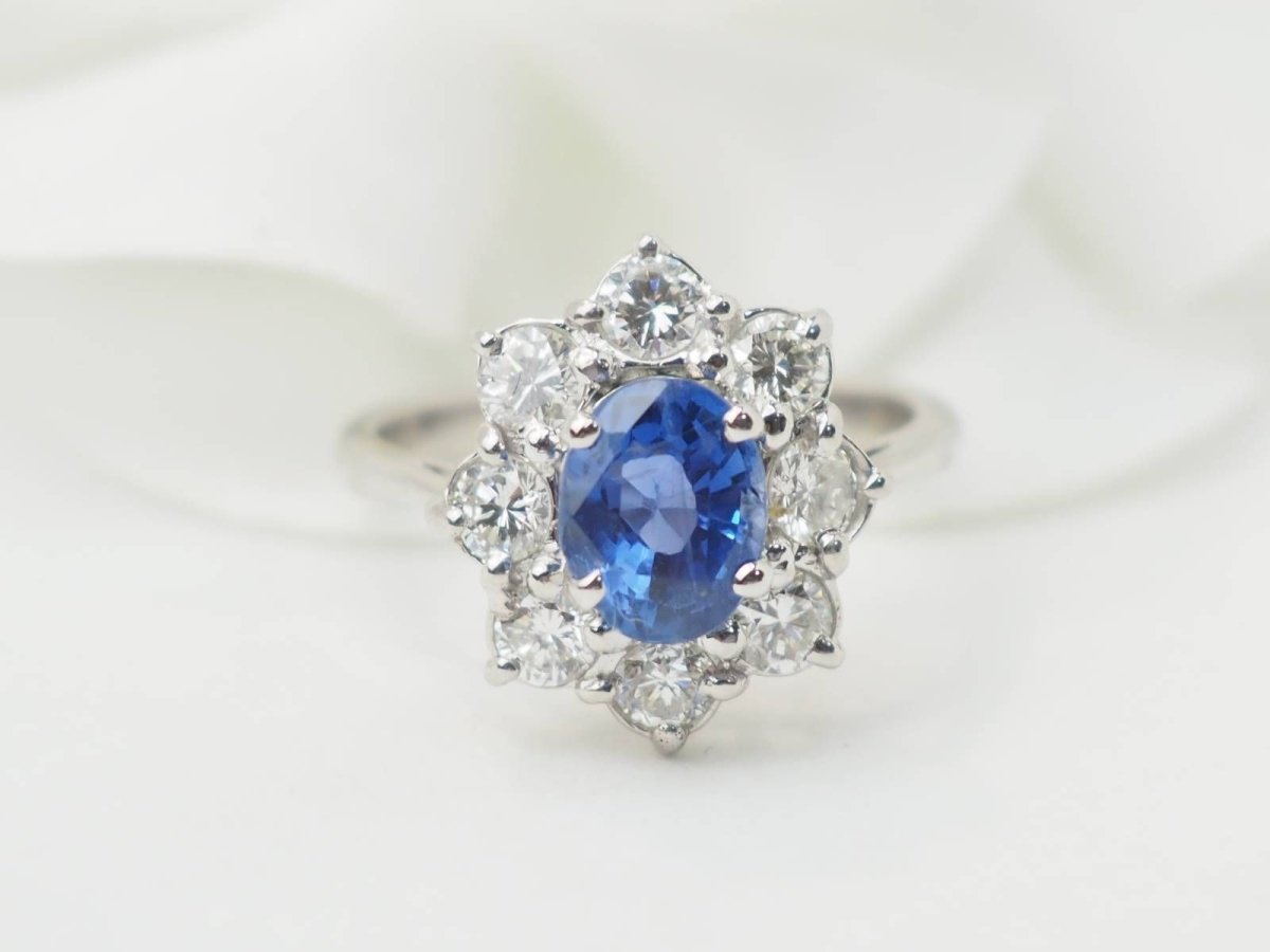 Bague entourage en or blanc, saphir et diamants - Castafiore