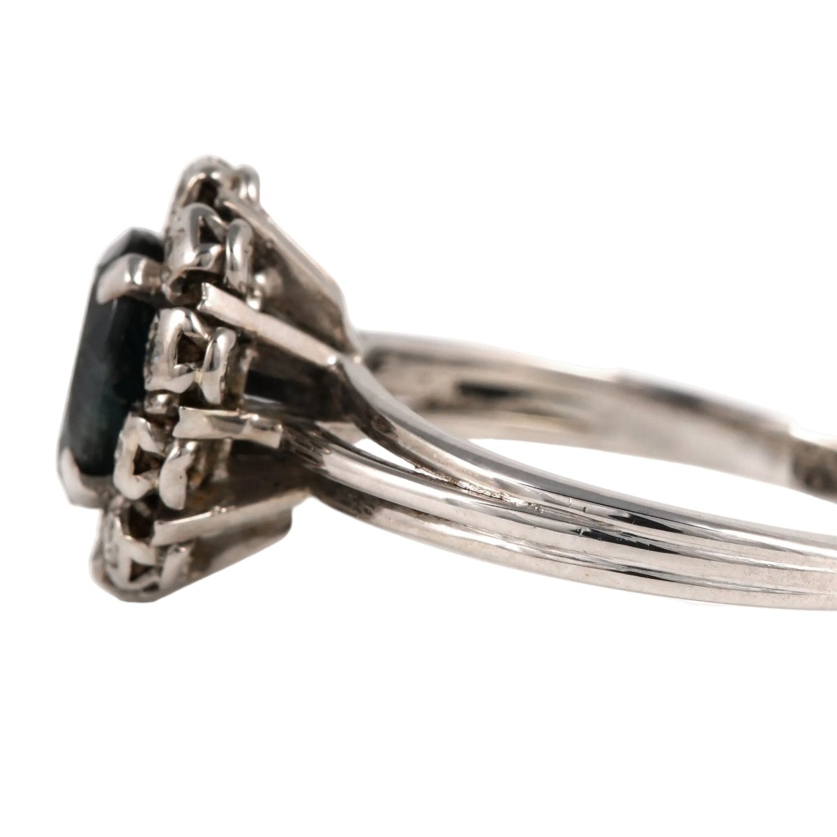 Bague Entourage en or blanc, saphir et diamants - Castafiore