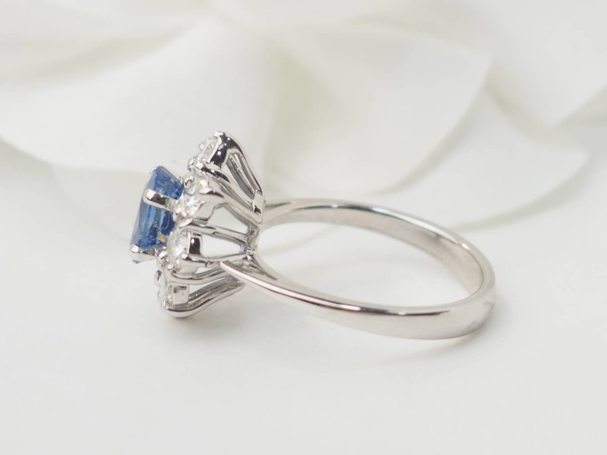 Bague entourage en or blanc, saphir et diamants - Castafiore