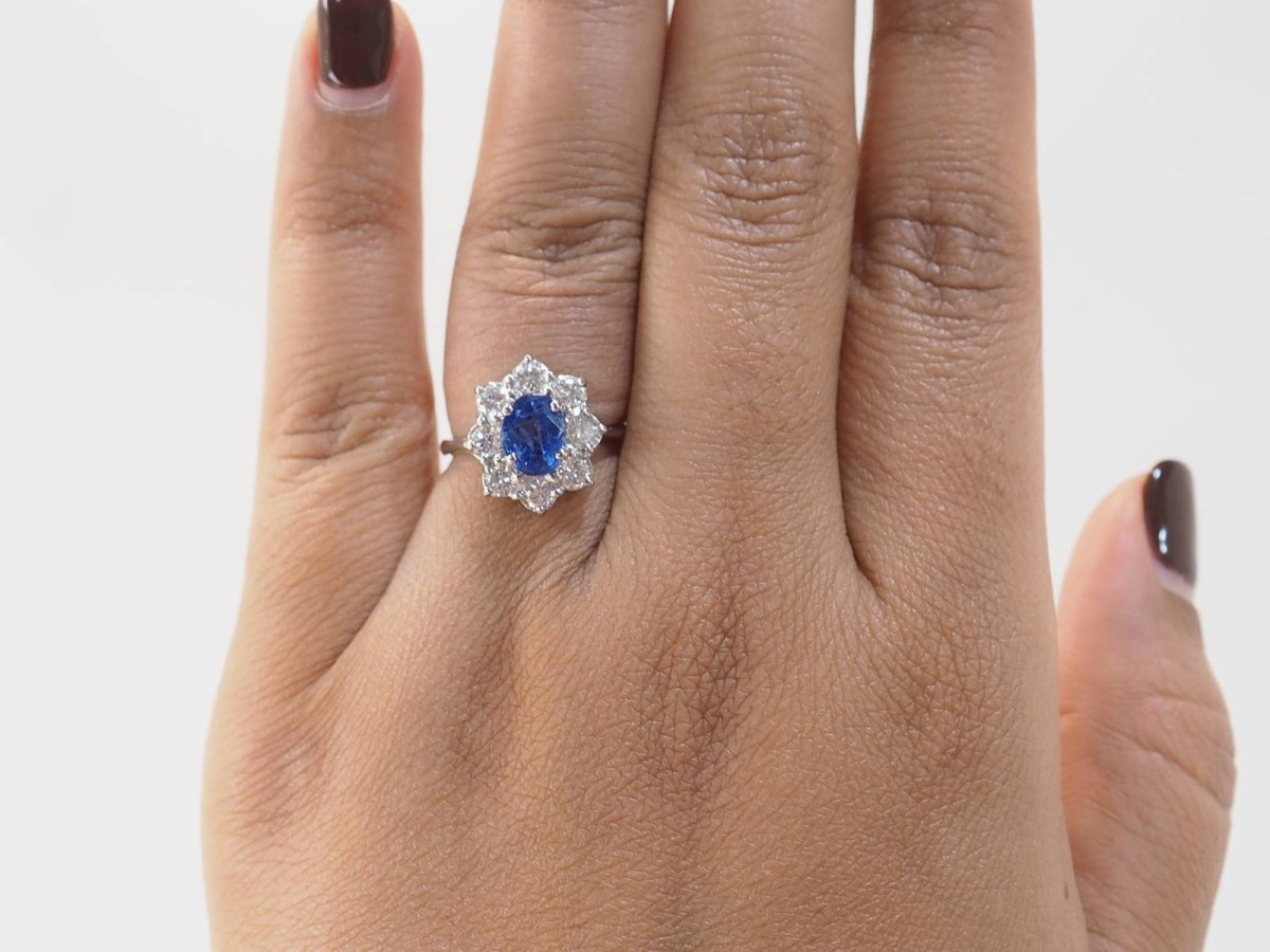 Bague entourage en or blanc, saphir et diamants - Castafiore