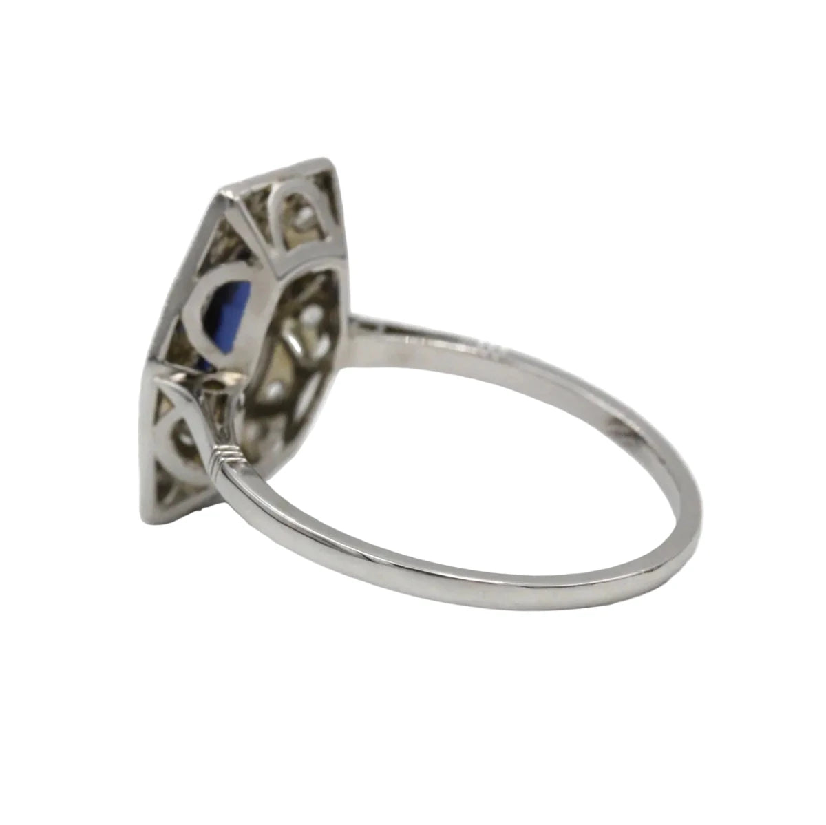 Bague Entourage en or blanc, saphir et diamants - Castafiore