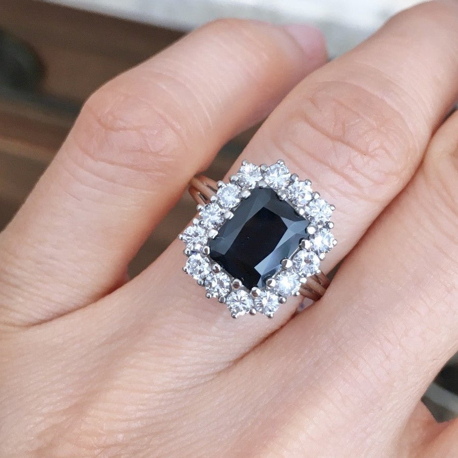 Bague Entourage en or blanc, saphir, et diamants - Castafiore