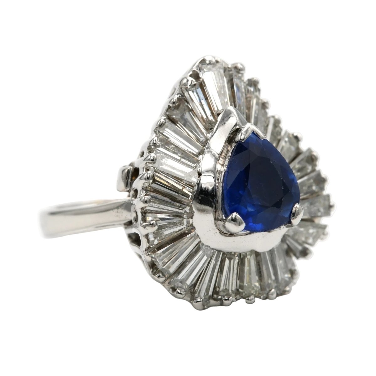 Bague Entourage en or blanc, saphir et diamants - Castafiore