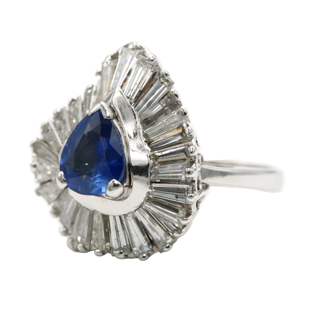 Bague Entourage en or blanc, saphir et diamants - Castafiore