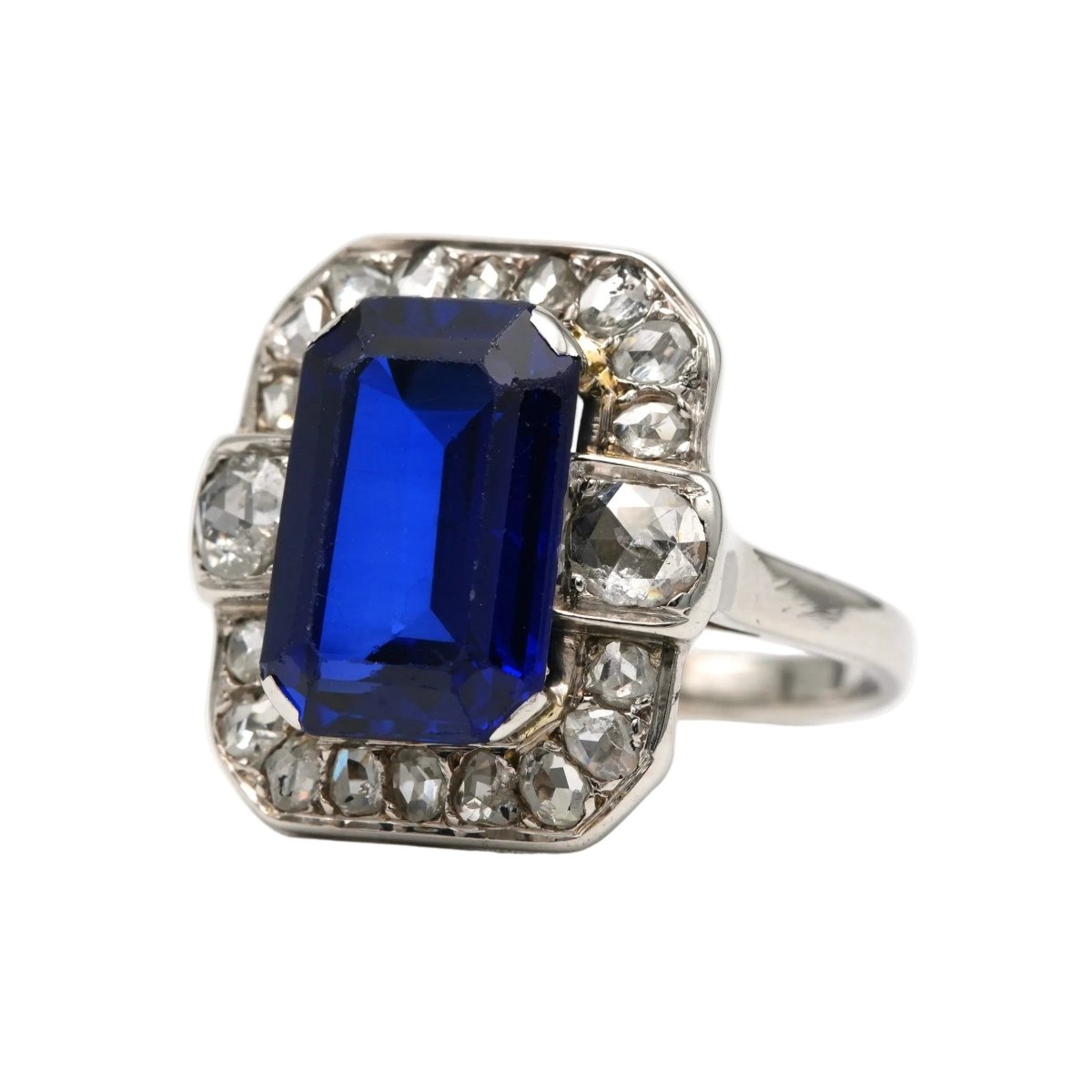 Bague Entourage en or blanc, saphir et diamants - Castafiore