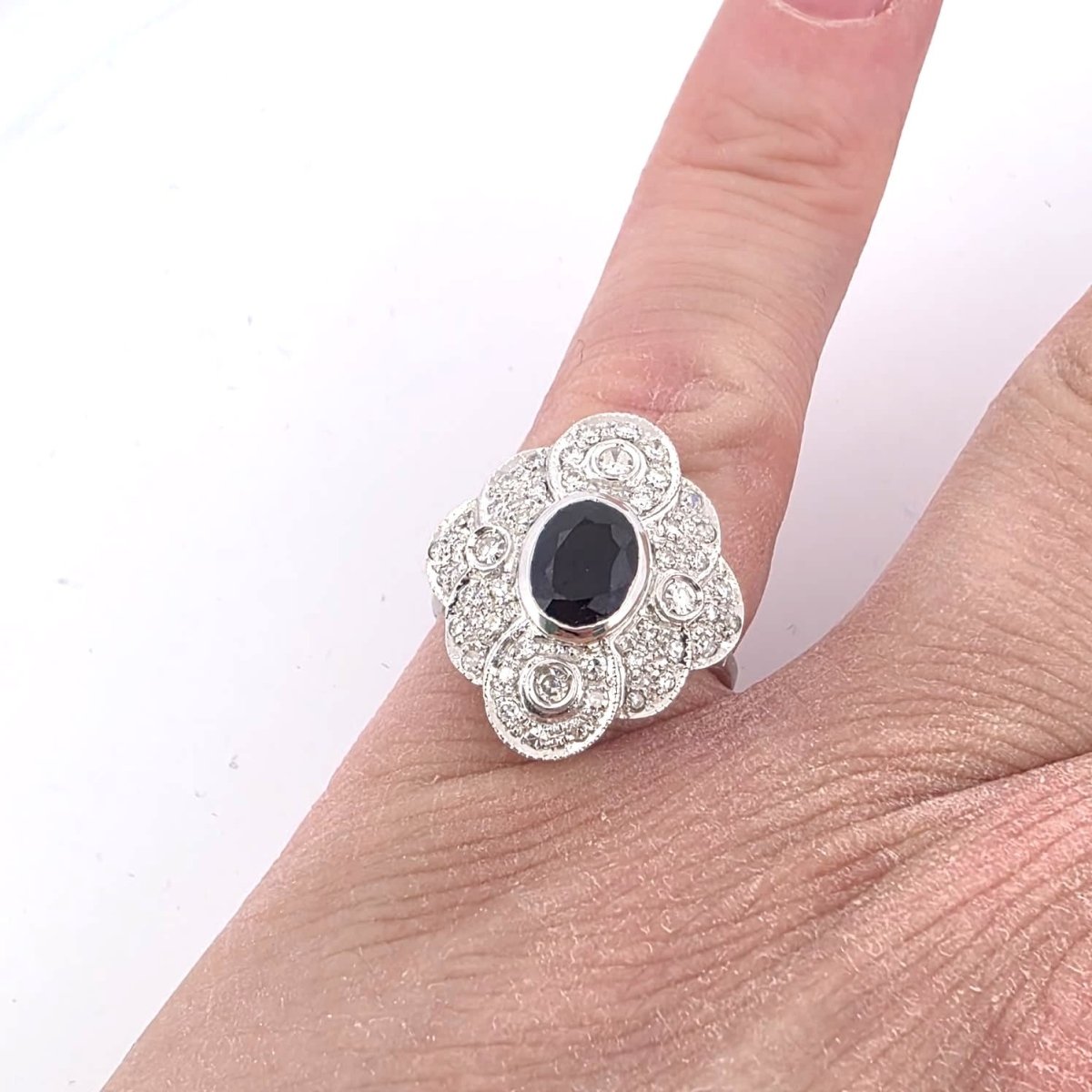 Bague Entourage en or blanc, saphir et diamants - Castafiore