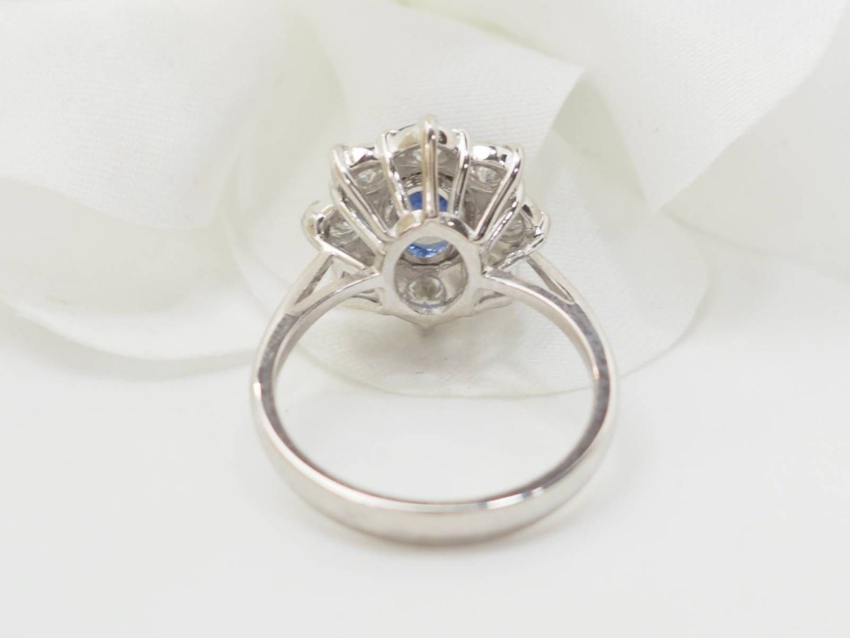 Bague entourage en or blanc, saphir et diamants - Castafiore