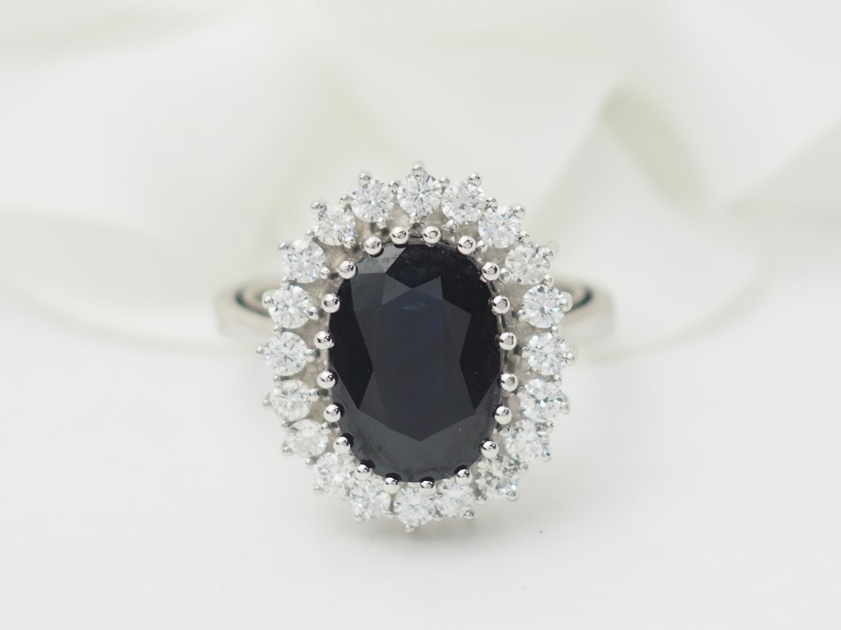 Bague entourage en or blanc, saphir ovale et diamants - Castafiore