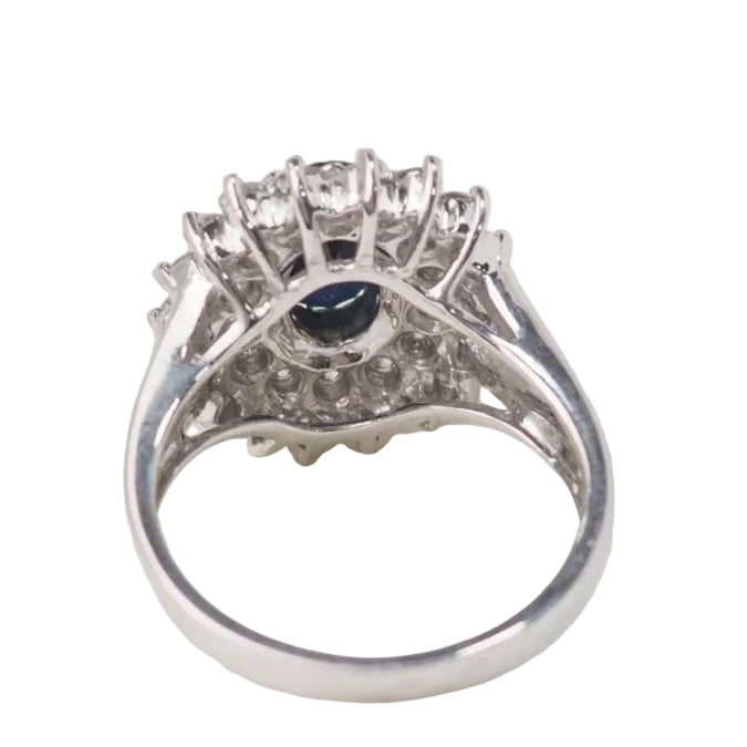 Bague entourage en or blanc, saphir ovale et diamants - Castafiore