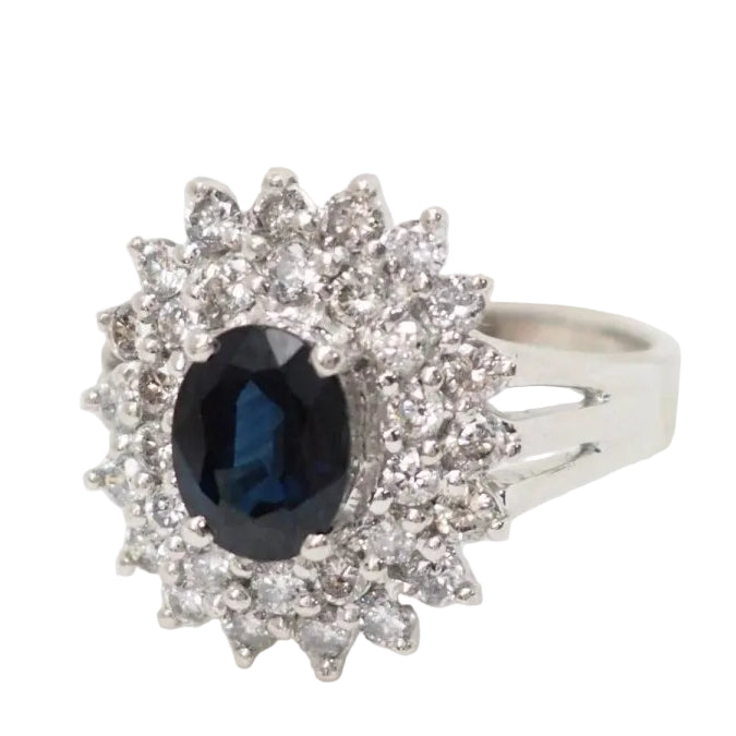 Bague entourage en or blanc, saphir ovale et diamants - Castafiore