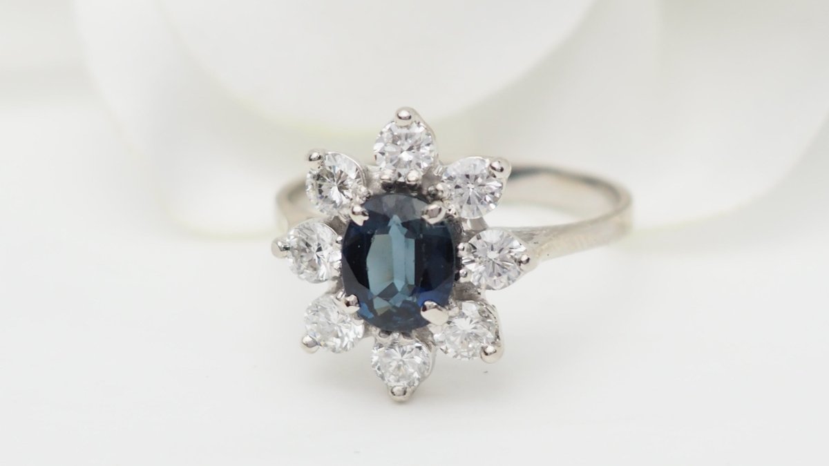 Bague entourage en or blanc, saphir ovale et diamants - Castafiore