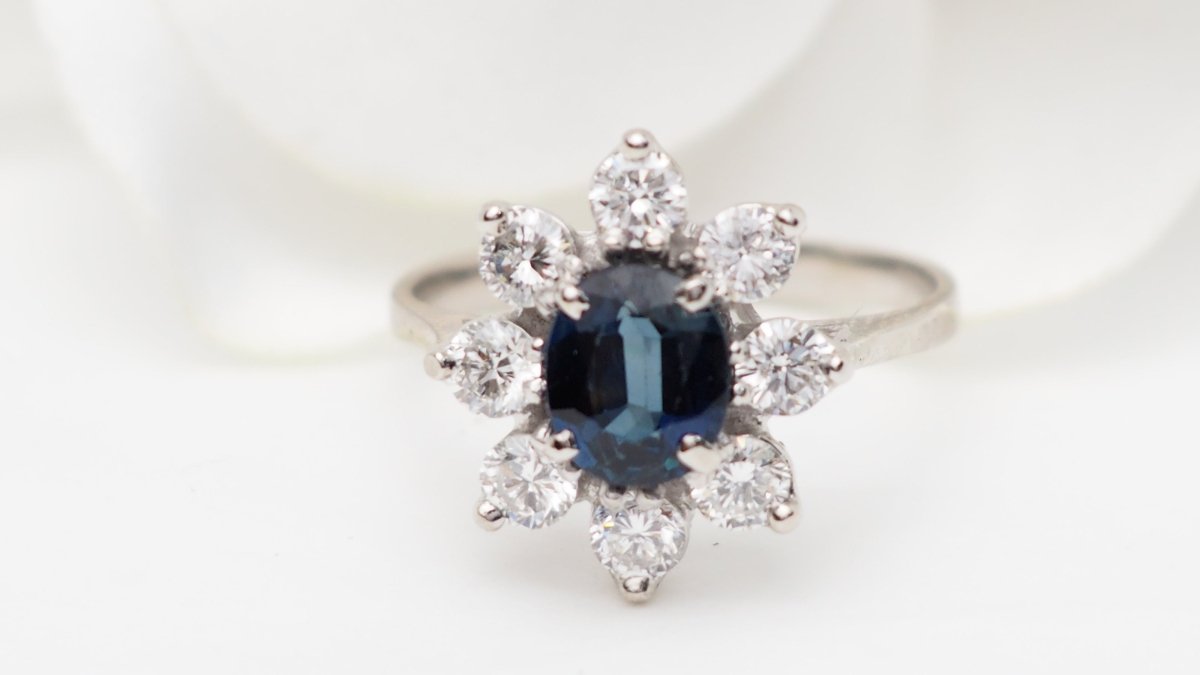 Bague entourage en or blanc, saphir ovale et diamants - Castafiore