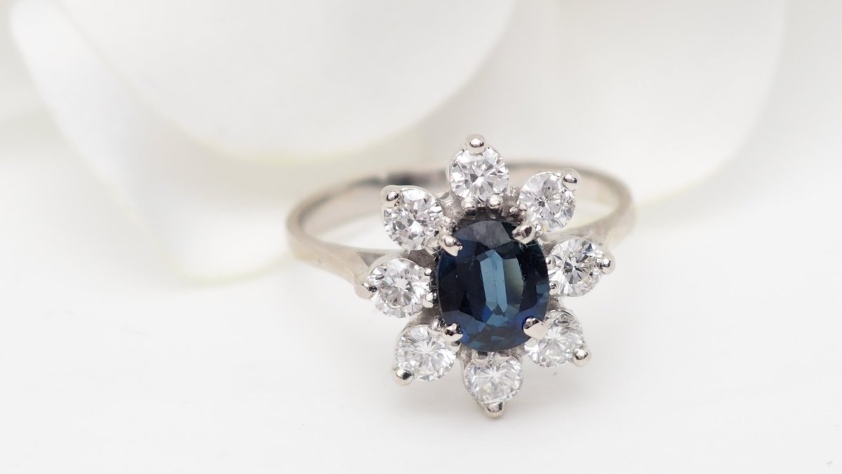 Bague entourage en or blanc, saphir ovale et diamants - Castafiore