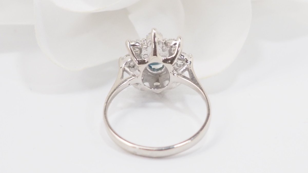 Bague entourage en or blanc, saphir ovale et diamants - Castafiore