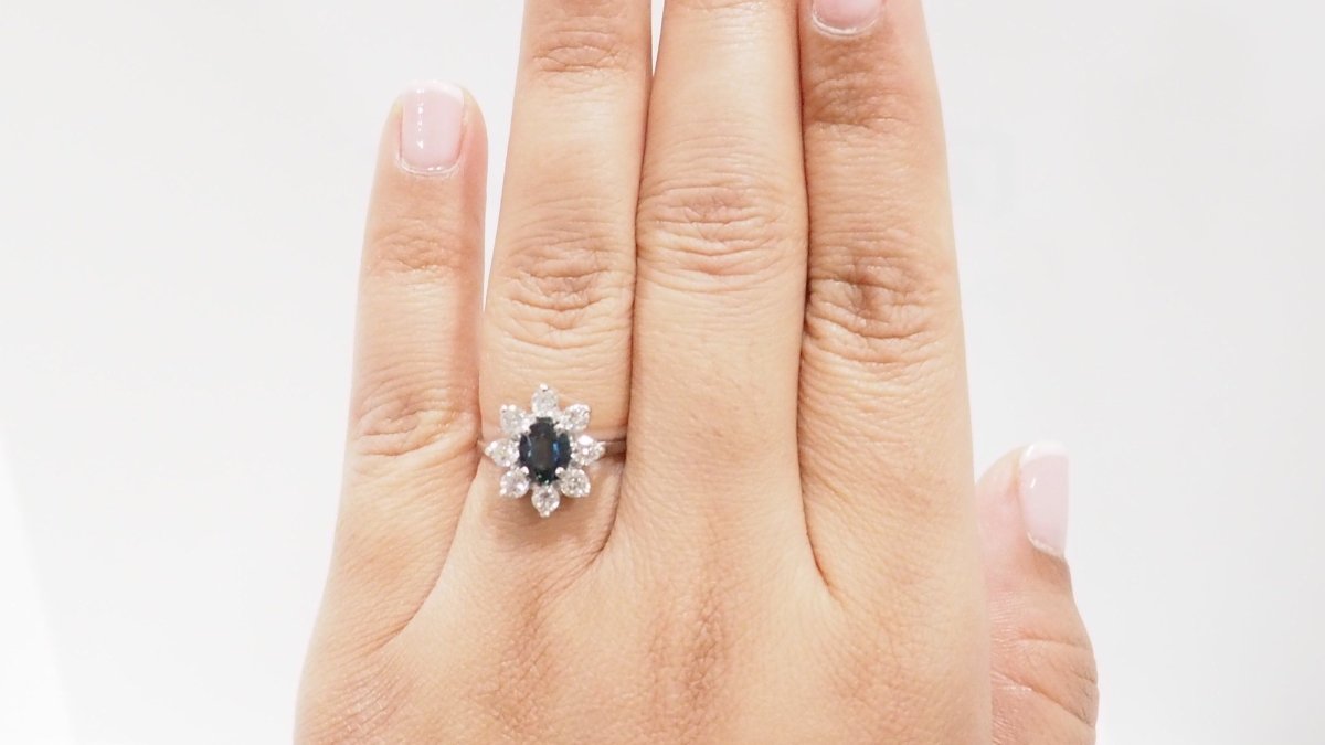 Bague entourage en or blanc, saphir ovale et diamants - Castafiore