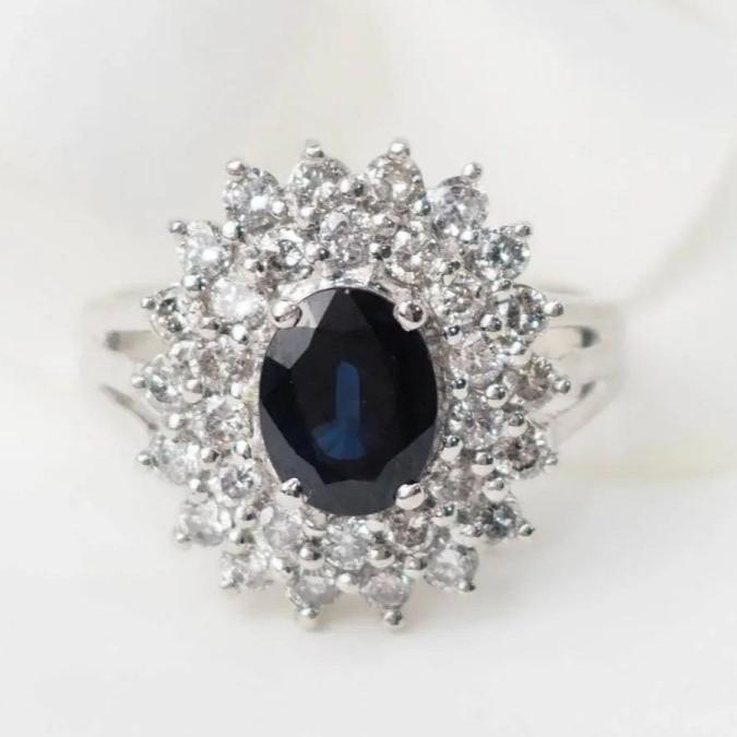 Bague entourage en or blanc, saphir ovale et diamants - Castafiore