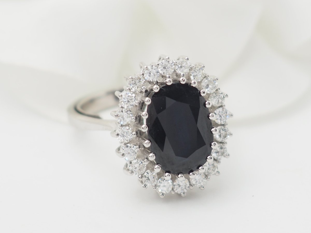 Bague entourage en or blanc, saphir ovale et diamants - Castafiore