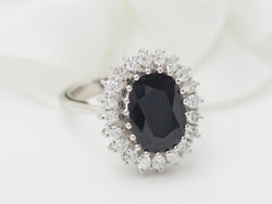 Bague entourage en or blanc, saphir ovale et diamants - Castafiore