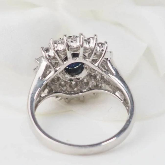 Bague entourage en or blanc, saphir ovale et diamants - Castafiore