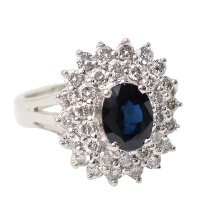 Bague entourage en or blanc, saphir ovale et diamants - Castafiore