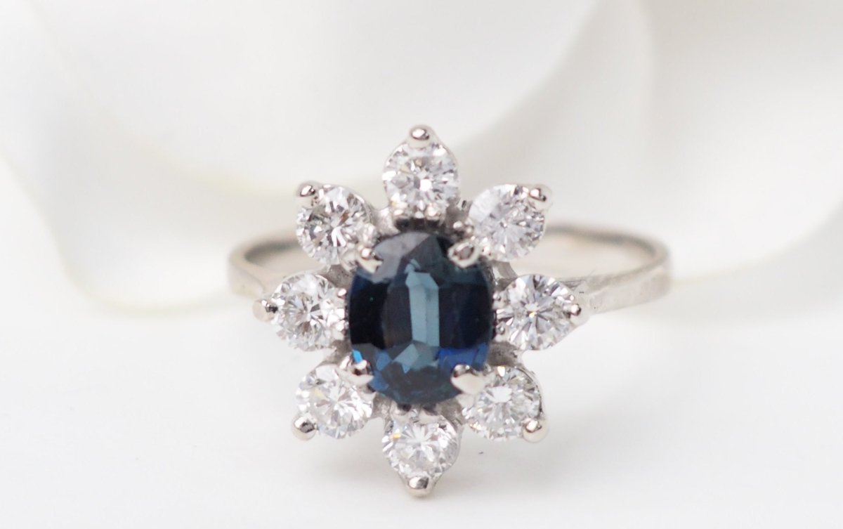 Bague entourage en or blanc, saphir ovale et diamants - Castafiore