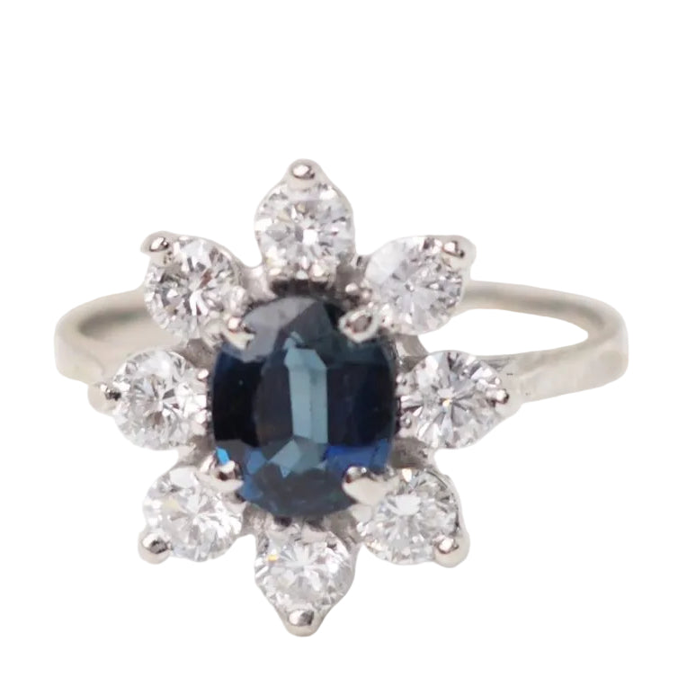 Bague entourage en or blanc, saphir ovale et diamants - Castafiore