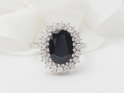 Bague entourage en or blanc, saphir ovale et diamants - Castafiore