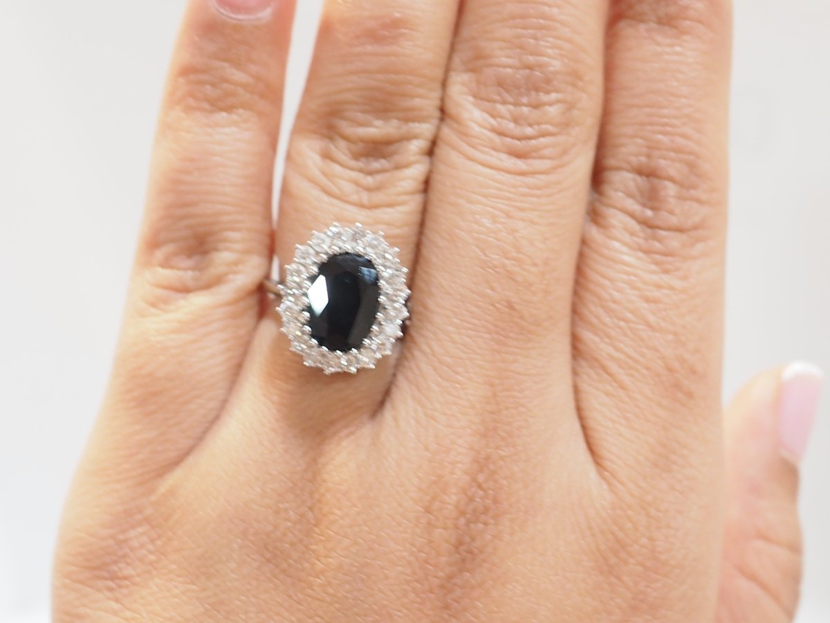 Bague entourage en or blanc, saphir ovale et diamants - Castafiore