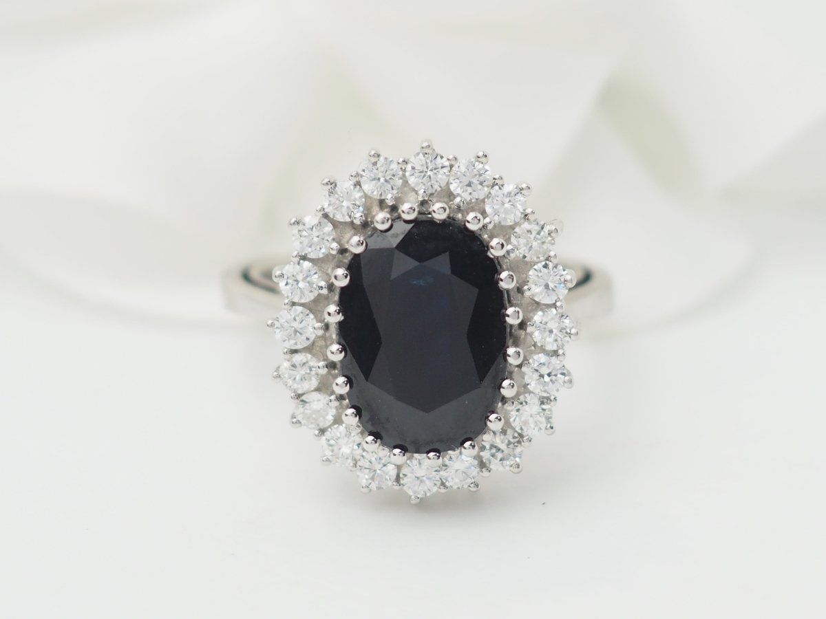 Bague entourage en or blanc, saphir ovale et diamants - Castafiore