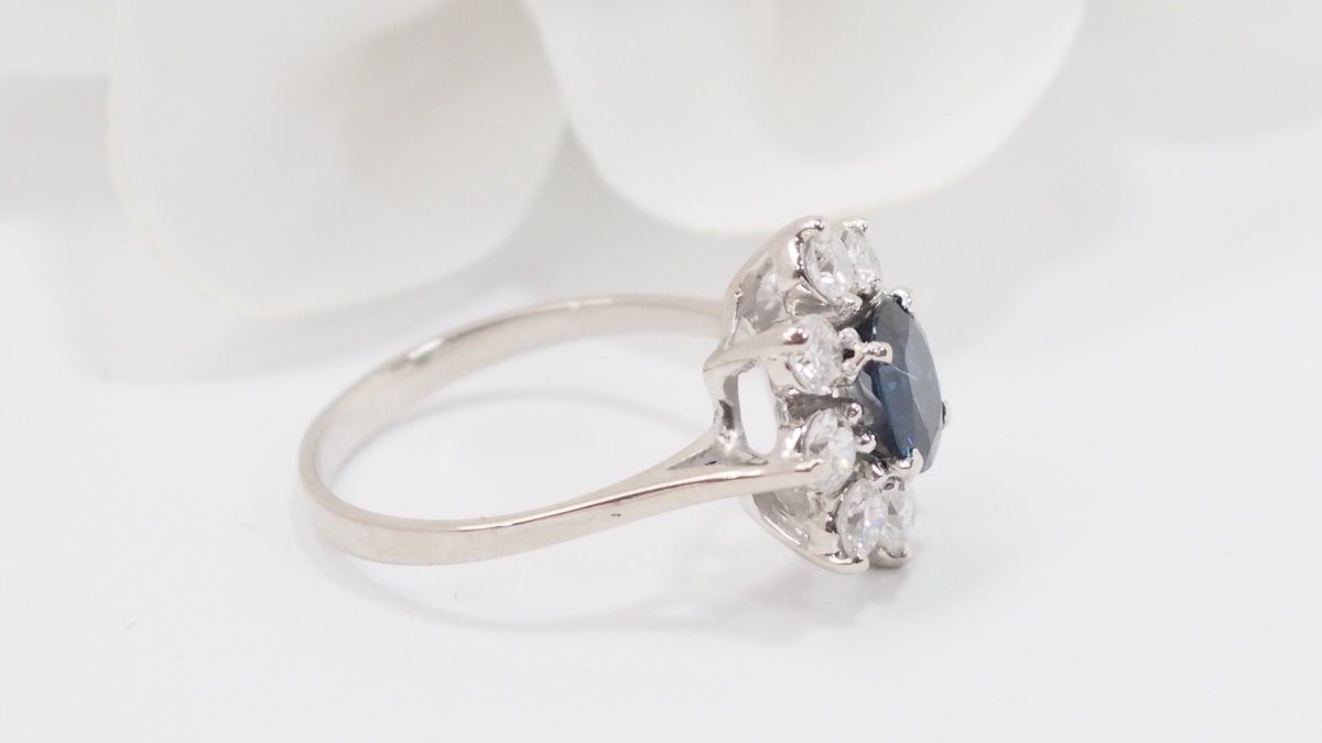 Bague entourage en or blanc, saphir ovale et diamants - Castafiore