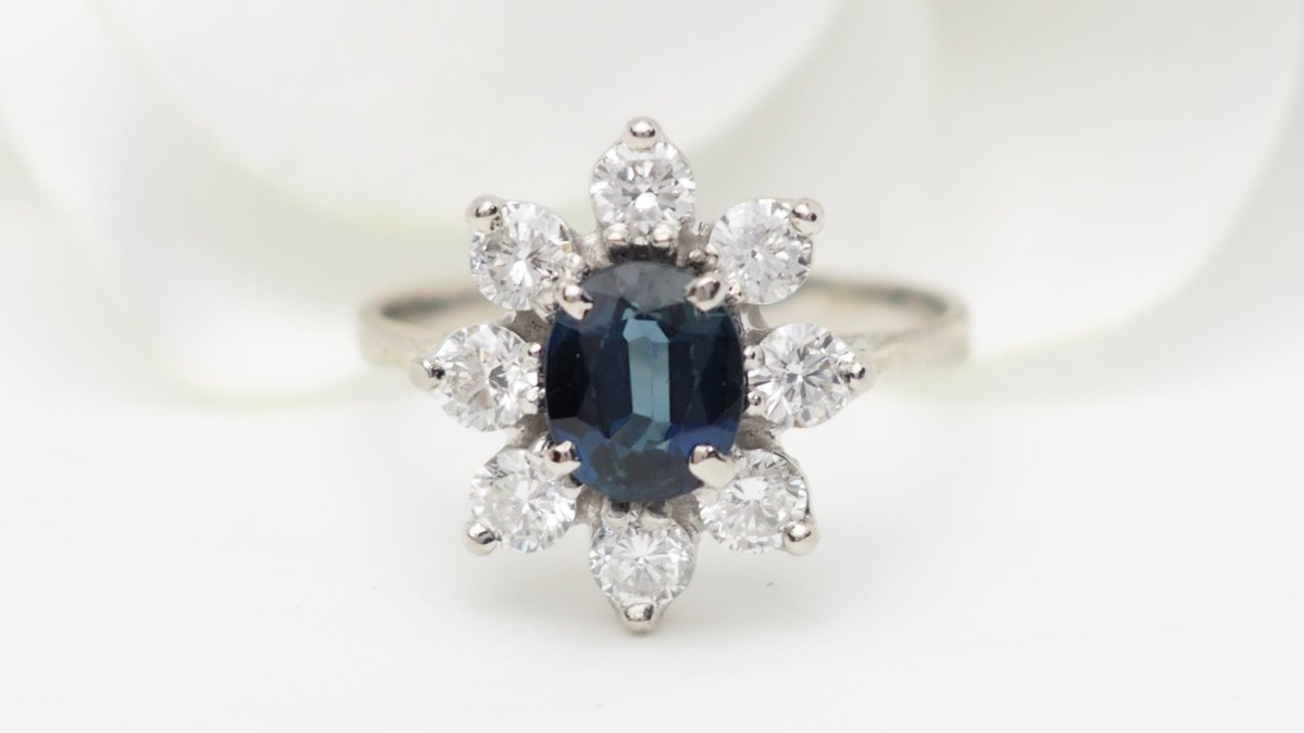 Bague entourage en or blanc, saphir ovale et diamants - Castafiore