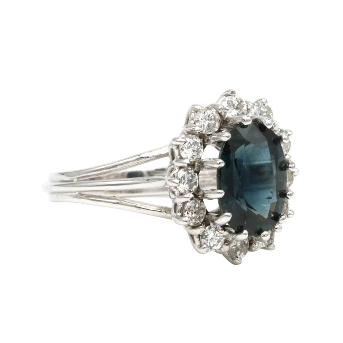 Bague Entourage en or blanc, saphirs et diamants - Castafiore