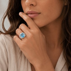 Bague Entourage en or blanc, topaze et diamants - Castafiore